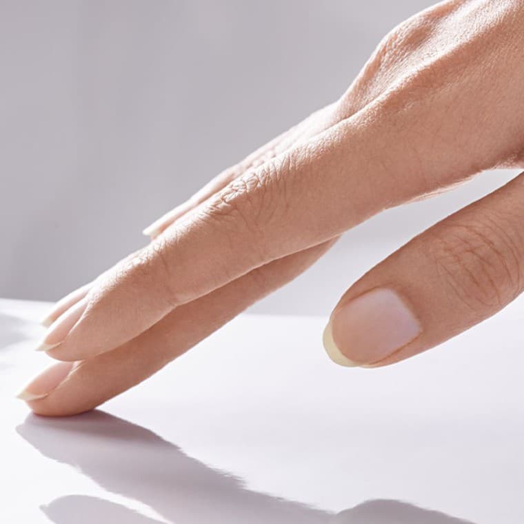 Una mano acaricia la superficie del sanitario Una mano acaricia la superficie del sanitario