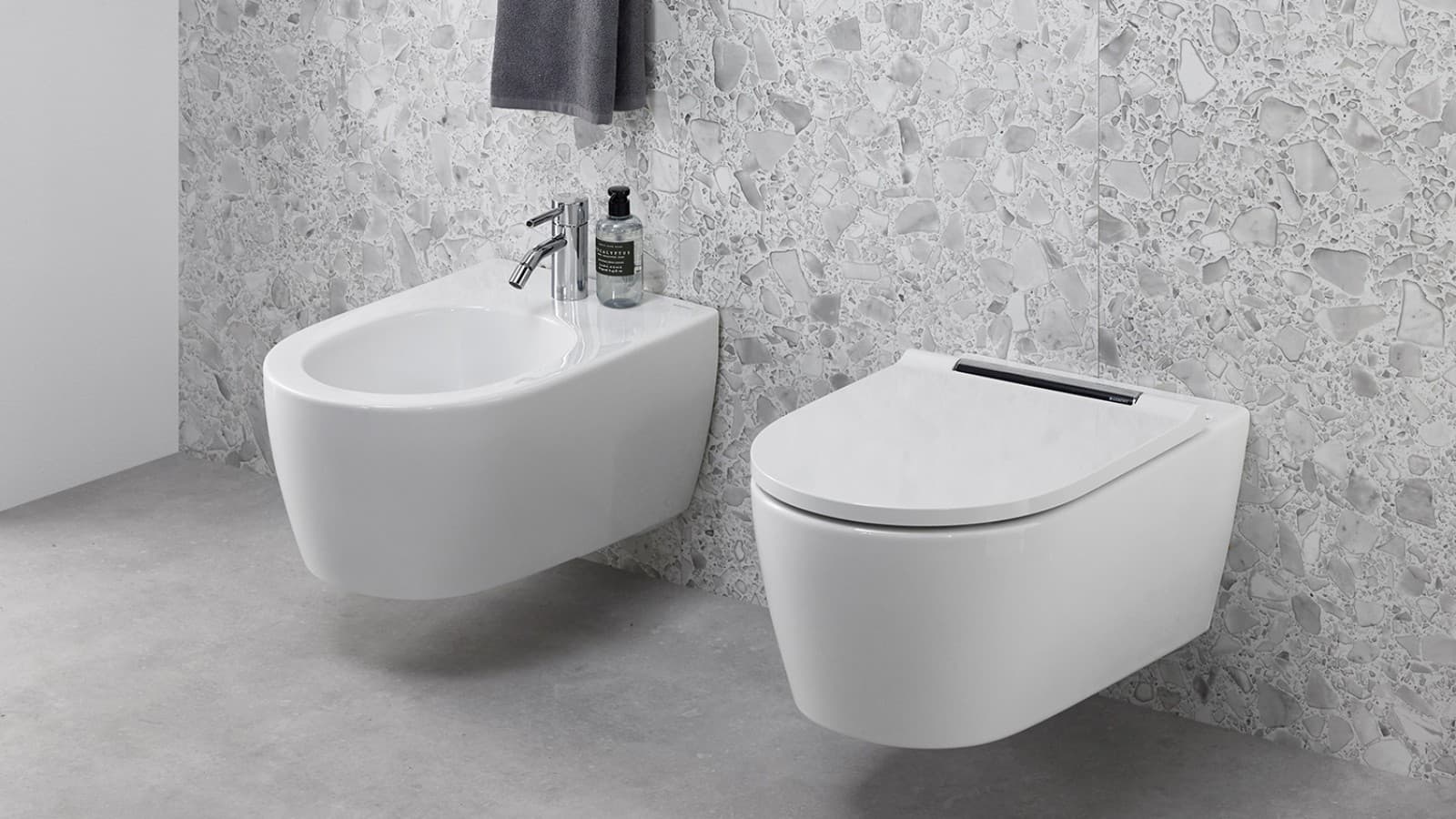 Serie de baño Geberit ONE con inodoro y bidé sin rebosadero, con desagüe con sistema Geberit Clou incluido Serie de baño Geberit ONE con inodoro y bidé sin rebosadero, con desagüe con sistema Geberit Clou incluido