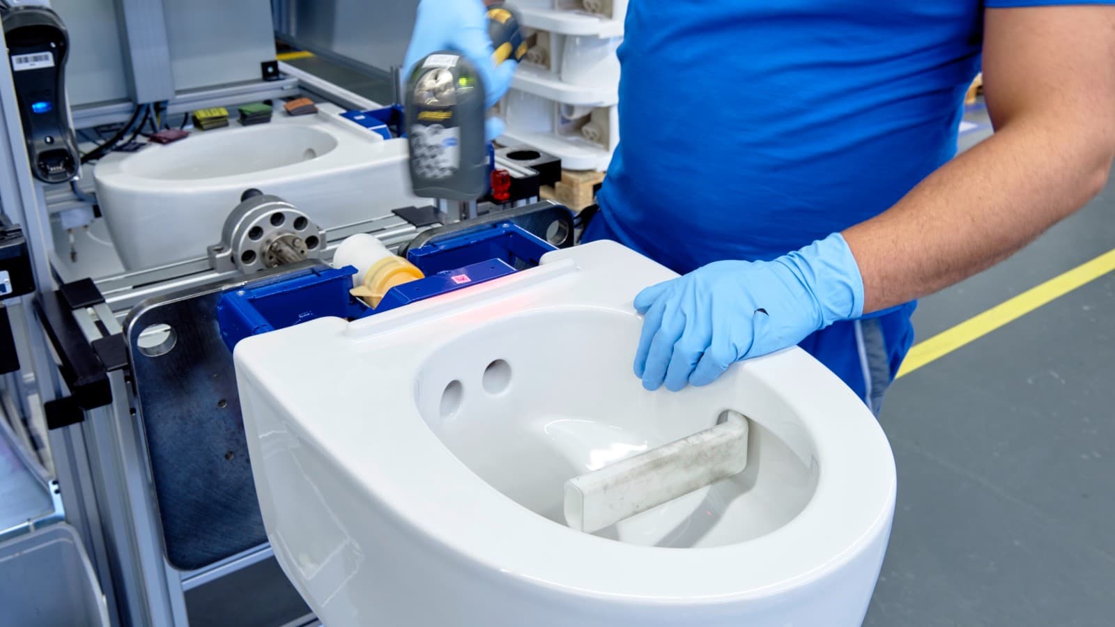 Un empleado de Geberit trabaja en un inodoro bidé Geberit AquaClean Mera en Jona Un empleado de Geberit trabaja en un inodoro bidé Geberit AquaClean Mera en Jona