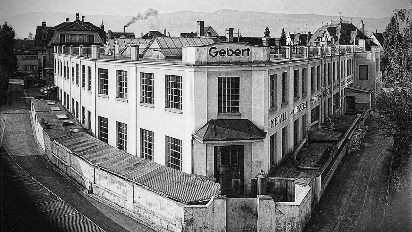 La primera fábrica de Geberit en Rapperswil en la década de 1920. La primera fábrica de Geberit en Rapperswil en la década de 1920.