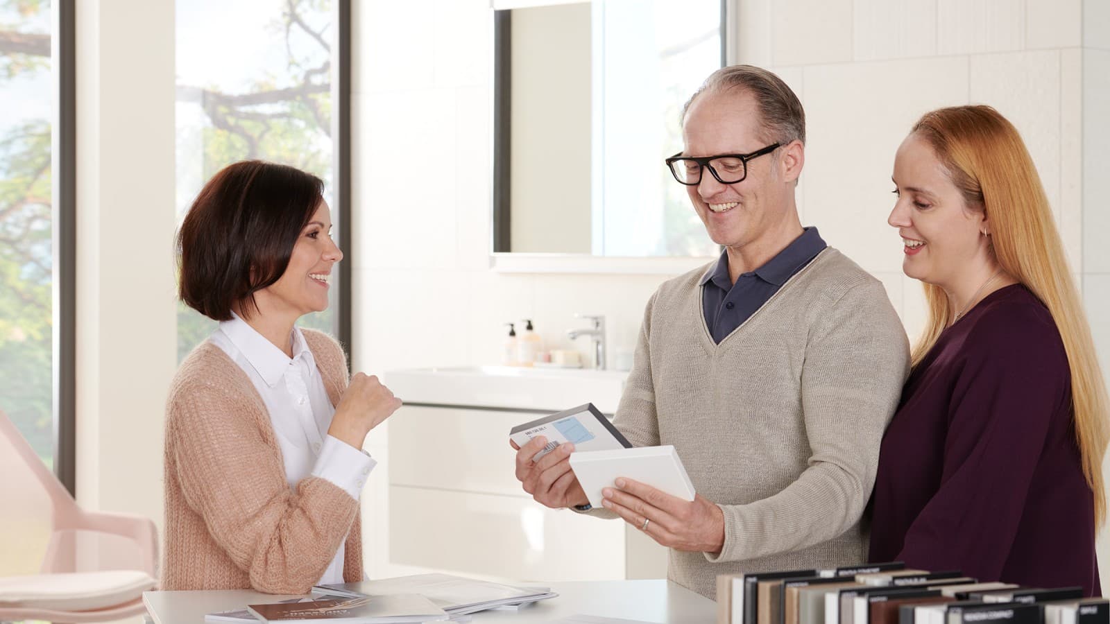 Personas en un showroom con productos Geberit Personas en un showroom con productos Geberit