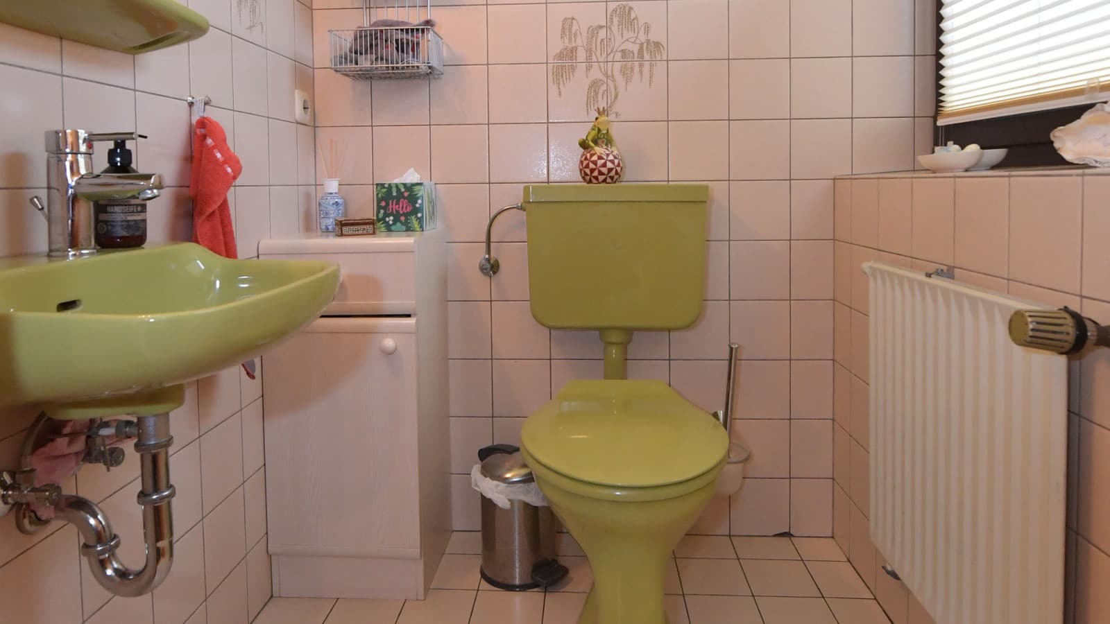 El baño de invitados verde de los años 80 antes de la renovación El baño de invitados verde de los años 80 antes de la renovación