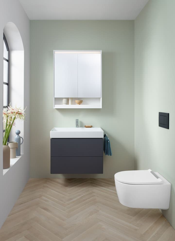 Cuarto de baño pequeño con WC suspendido, armario con espejo y lavabo con mueble de la serie Geberit ONE Cuarto de baño pequeño con WC suspendido, armario con espejo y lavabo con mueble de la serie Geberit ONE