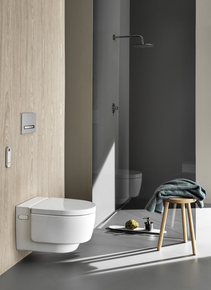 Inodoro bidé Geberit AquaClean Mera Comfort con mando a distancia y pulsador Sigma50 (© Geberit) Inodoro bidé Geberit AquaClean Mera Comfort con mando a distancia y pulsador Sigma50 (© Geberit)