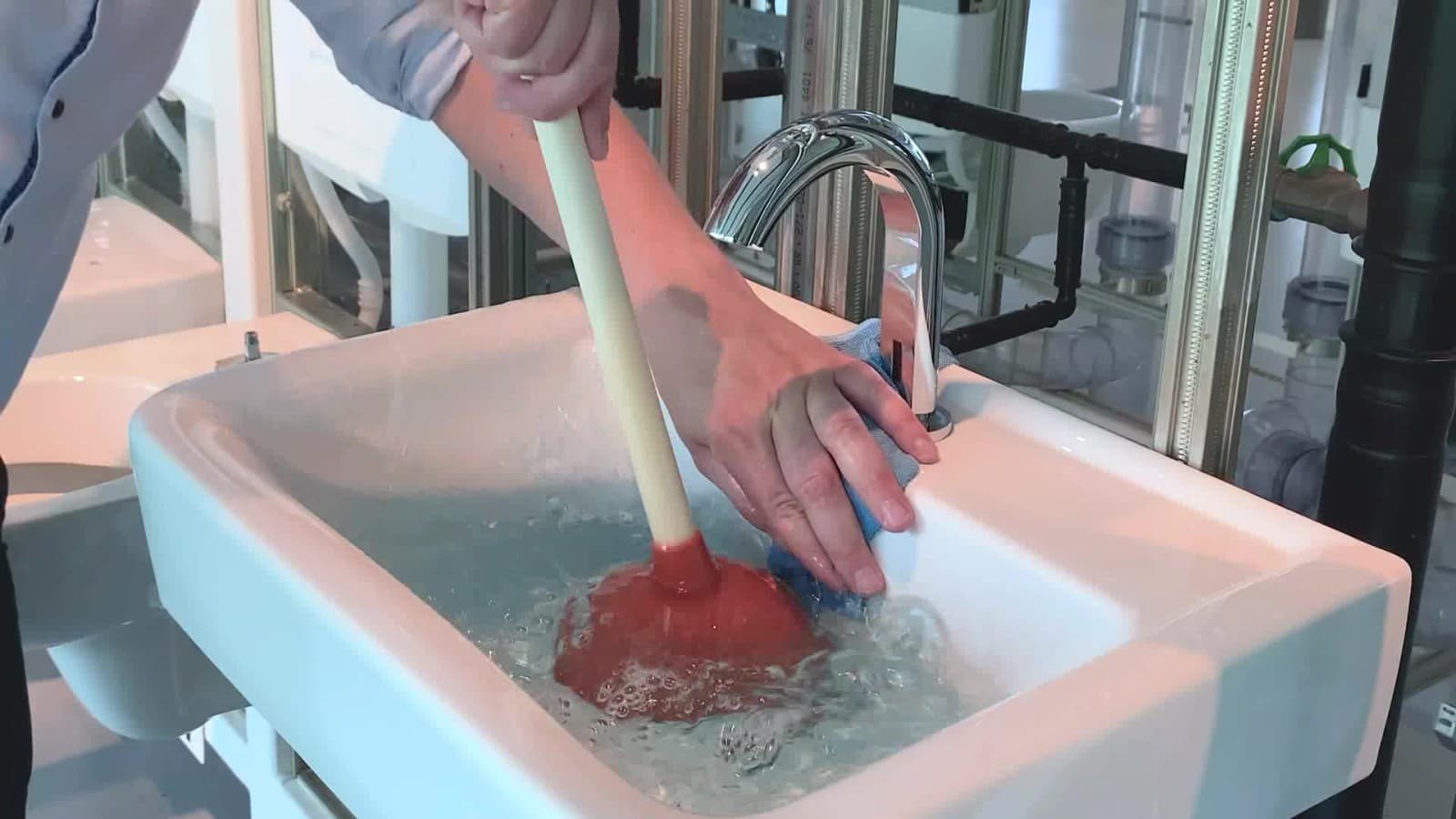 La ventosa de goma se mueve hacia arriba y hacia abajo La ventosa de goma se mueve hacia arriba y hacia abajo