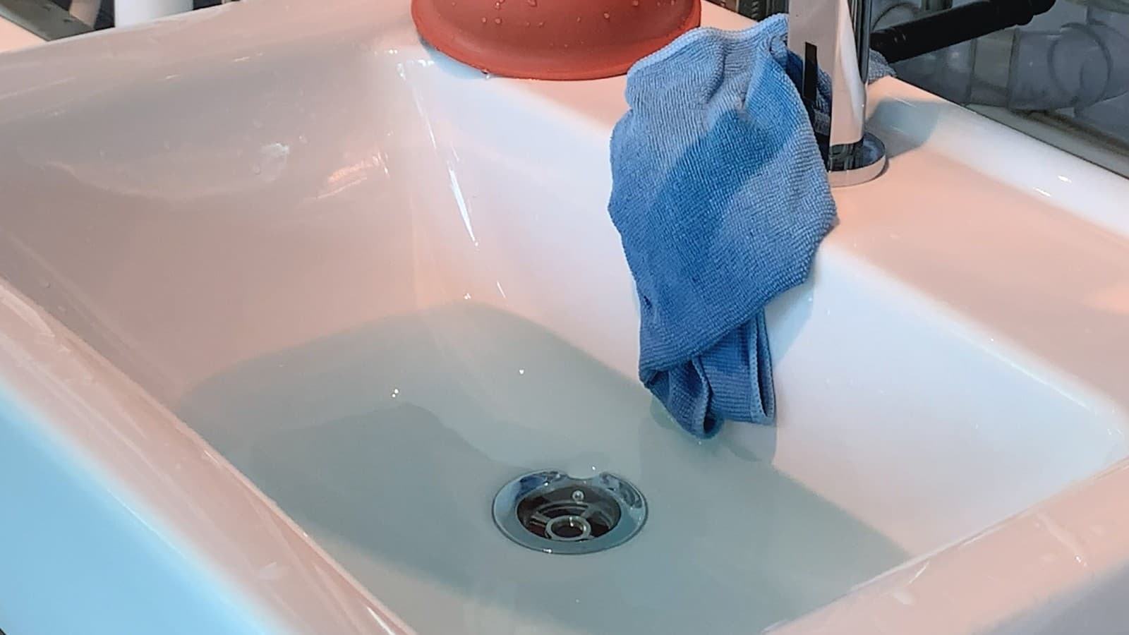 El agua sale del lavabo El agua sale del lavabo