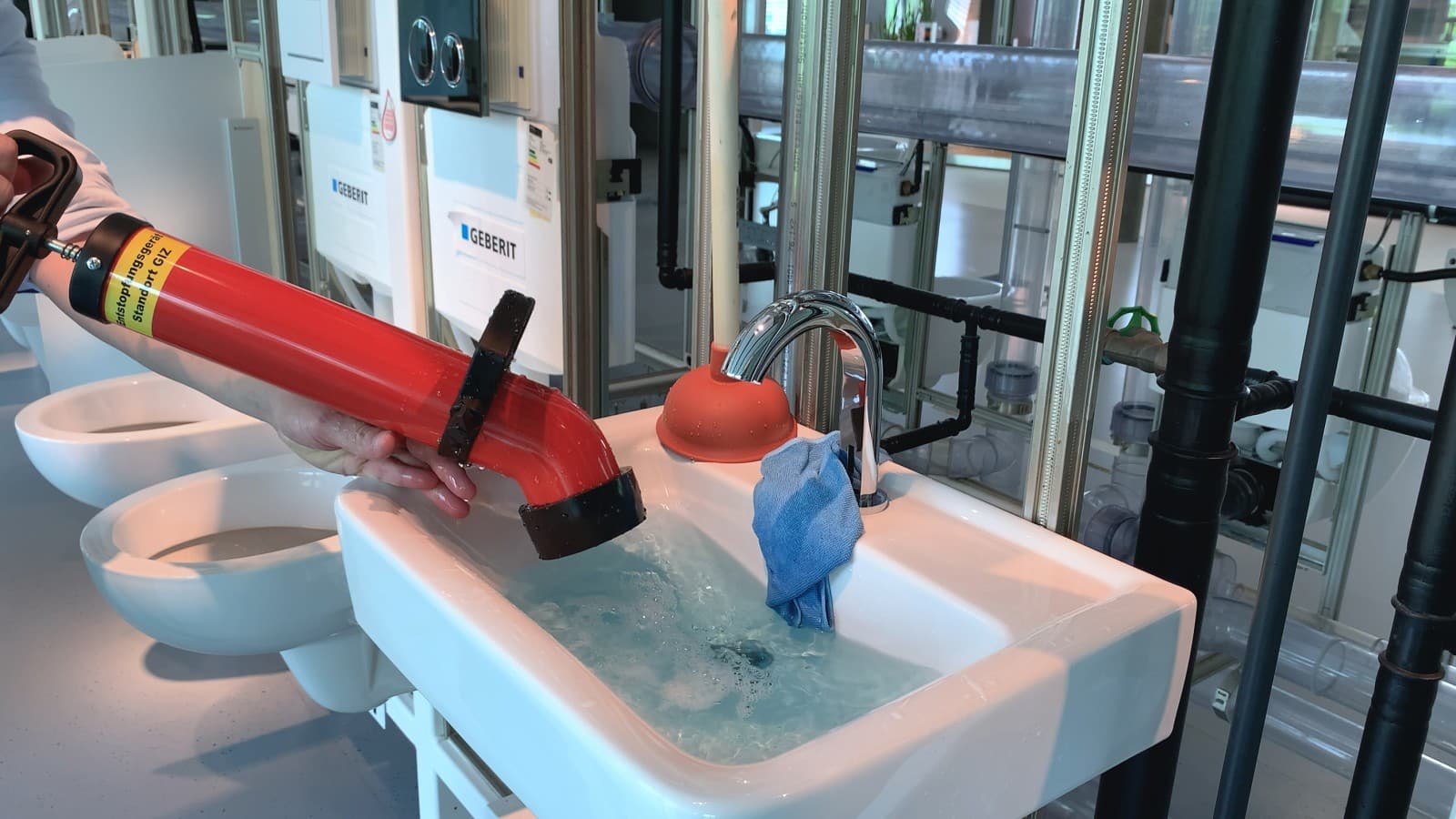 Un desatascador de tuberías a presión en uso Un desatascador de tuberías a presión en uso