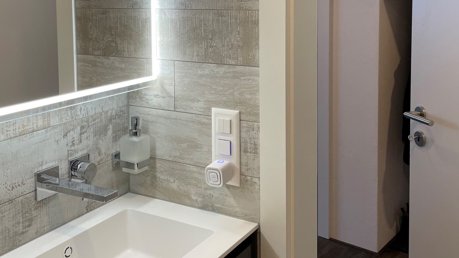 Una puerta que se abre hacia fuera ahorra espacio en el baño Una puerta que se abre hacia fuera ahorra espacio en el baño