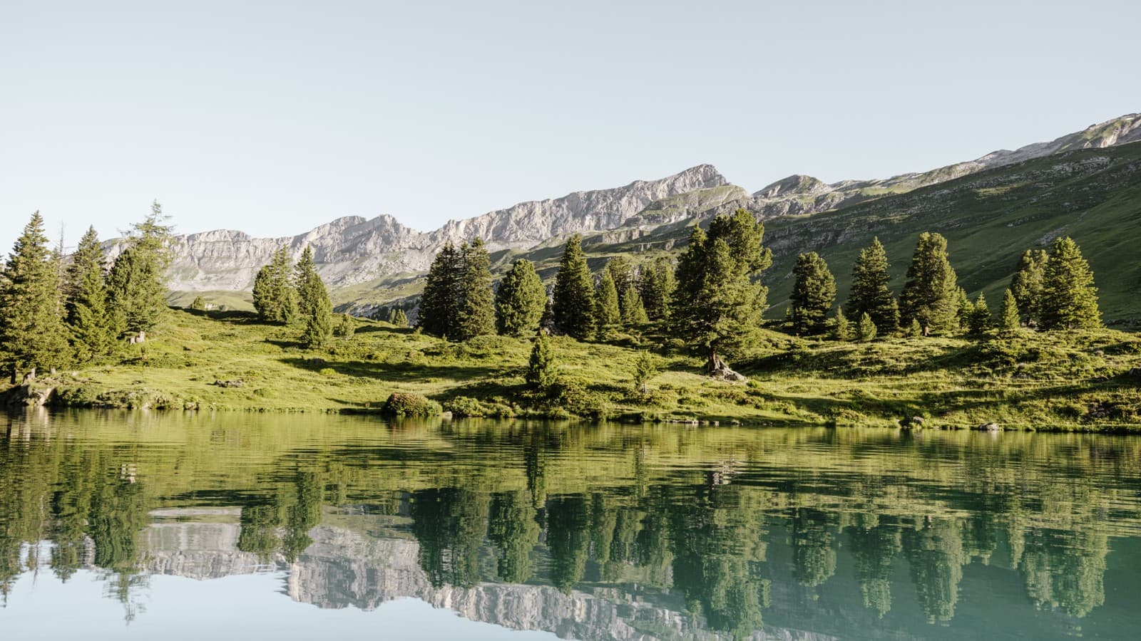 Reflejos en el lago de montaña suizo Engstlensee, a 1.835 metros sobre el nivel del mar. Fotógrafo: Bruno Augsburger (© Geberit) Reflejos en el lago de montaña suizo Engstlensee, a 1.835 metros sobre el nivel del mar. Fotógrafo: Bruno Augsburger (© Geberit)