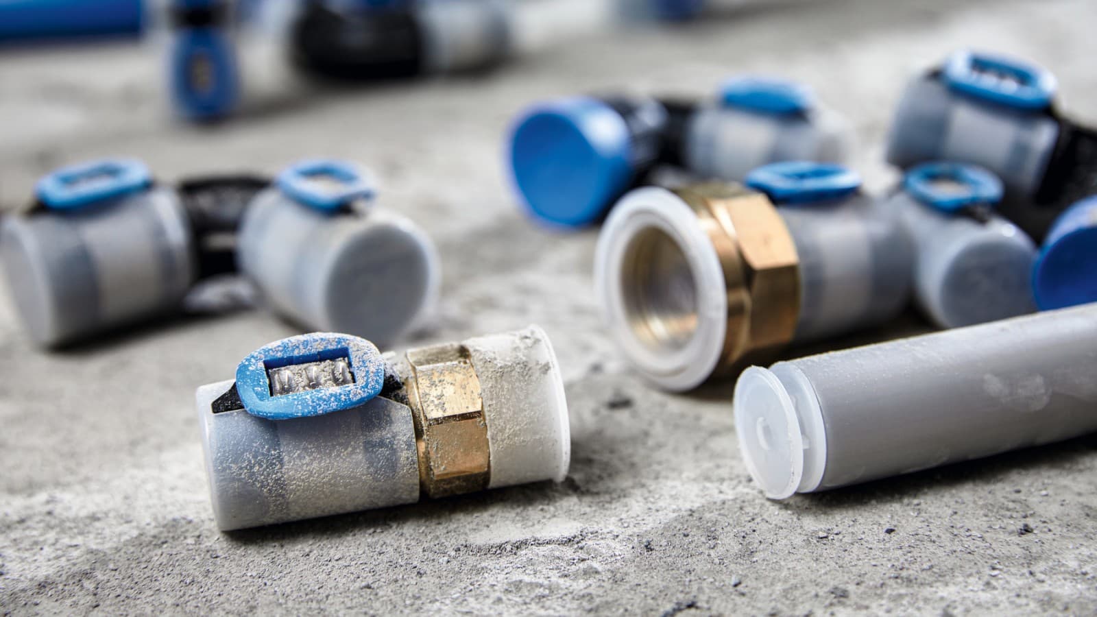 Los accesorios y tuberías Geberit FlowFit están protegidos contra la suciedad y la contaminación mediante tapas protectoras Los accesorios y tuberías Geberit FlowFit están protegidos contra la suciedad y la contaminación mediante tapas protectoras