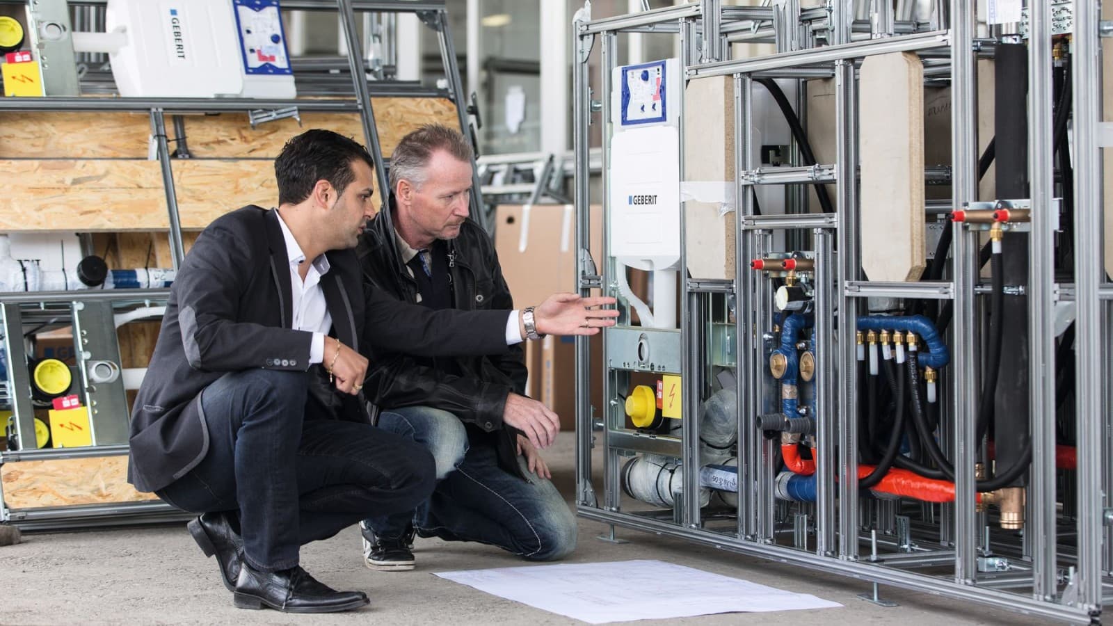 El comercial de Geberit comprueba que la instalación es correcta. El comercial de Geberit comprueba que la instalación es correcta.