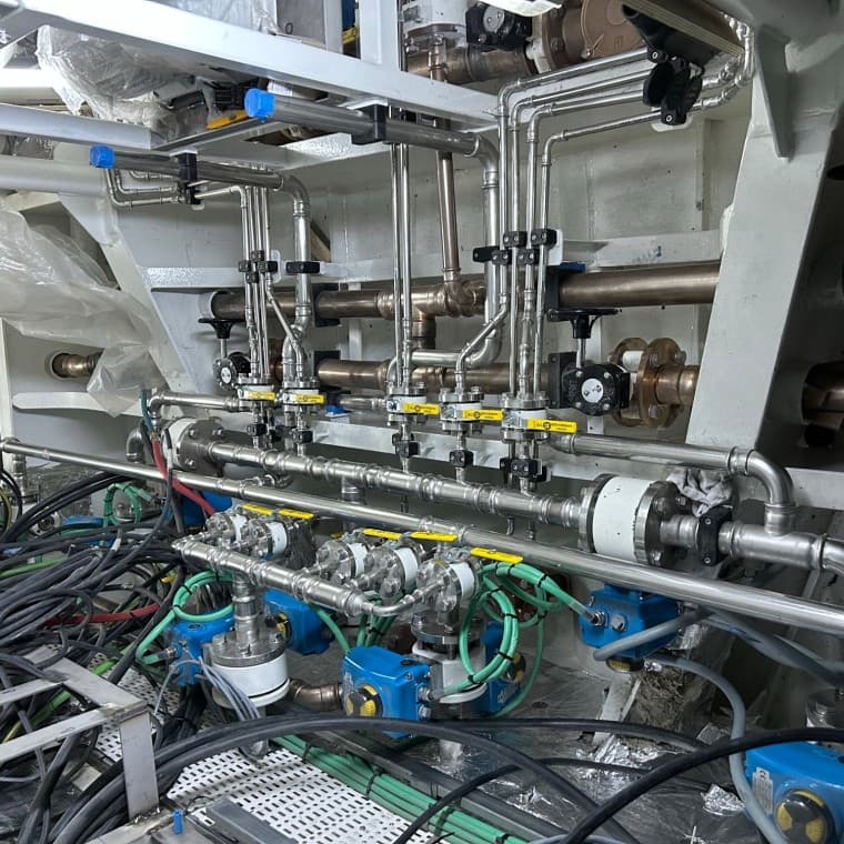 Así luce la sala de máquinas de un yate del astillero Su Marine. Las tuberías de acero inoxidable Mapress y CuNiFe se instalan en un espacio muy reducido (© Su Marine Yachting) Así luce la sala de máquinas de un yate del astillero Su Marine. Las tuberías de acero inoxidable Mapress y CuNiFe se instalan en un espacio muy reducido (© Su Marine Yachting)