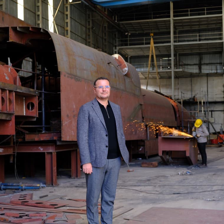El director general Onun Tekir en uno de los talleres en el astillero ADA Yachting en Bodrum. Aquí se construye un yate de 50 metros para un cliente italiano (© Serkan Ali Çiftçi) El director general Onun Tekir en uno de los talleres en el astillero ADA Yachting en Bodrum. Aquí se construye un yate de 50 metros para un cliente italiano (© Serkan Ali Çiftçi)