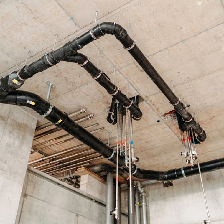 Rascacielos residential DS 90: tuberías colectoras en la zona de entrada Rascacielos residential DS 90: tuberías colectoras en la zona de entrada