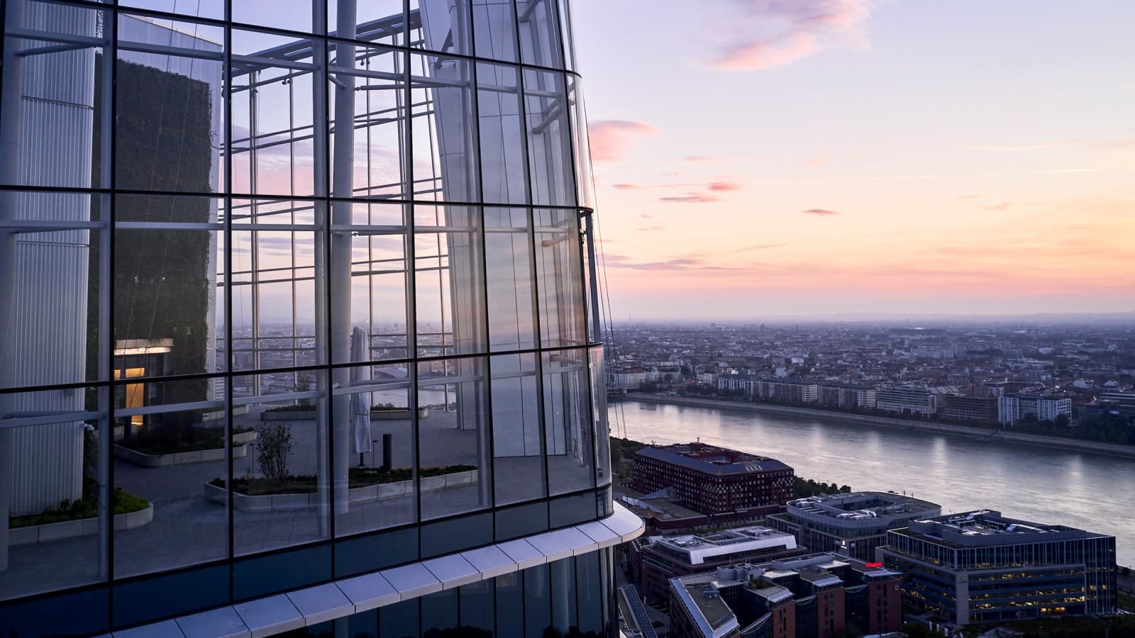 La terraza de la azotea ofrece una vista abierta del Donau y Budapest (© MOL Gruppe) La terraza de la azotea ofrece una vista abierta del Donau y Budapest (© MOL Gruppe)