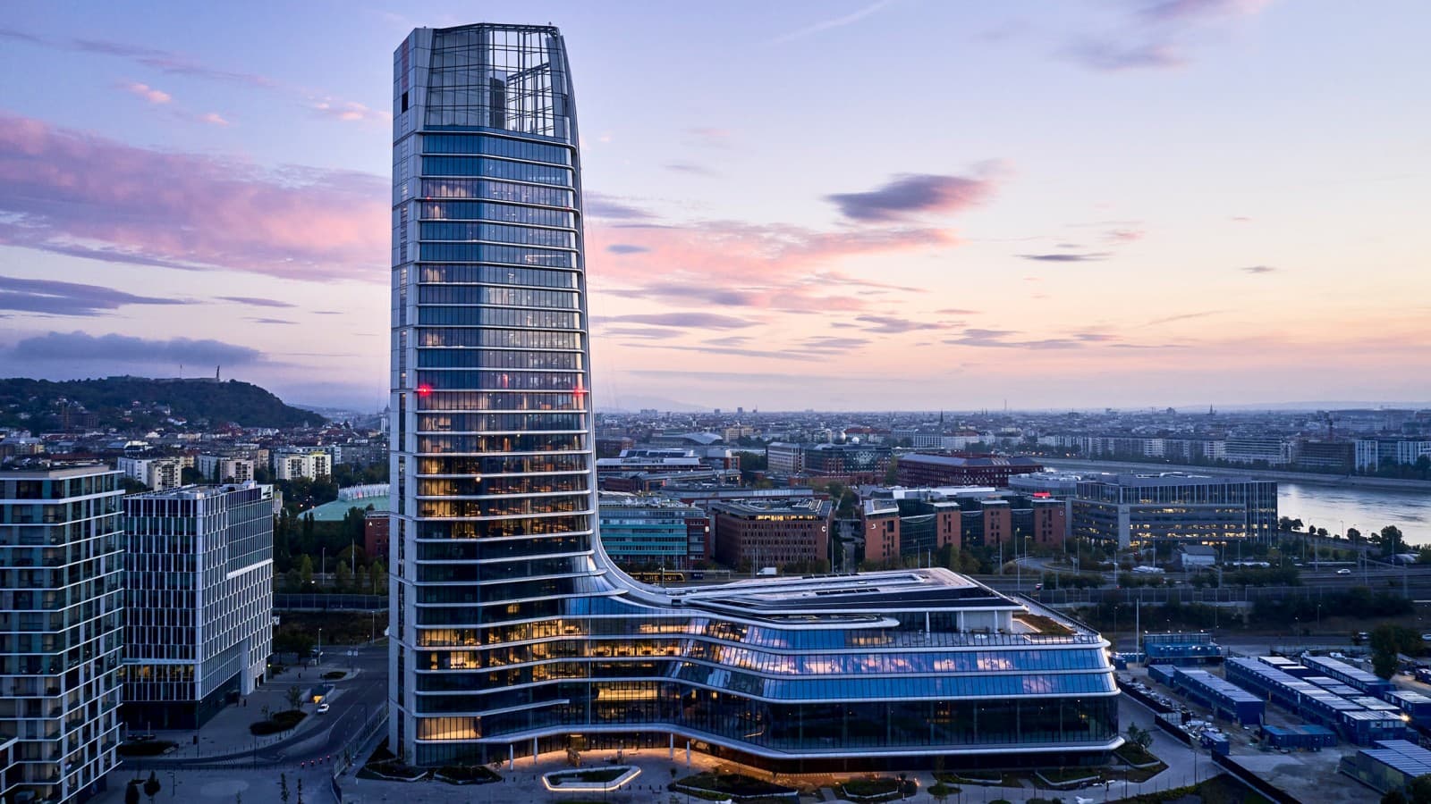 Visible desde lejos: con sus 143 metros de altura, el MOL Campus es el edificio más alto de Hungría (© MOL Gruppe) Visible desde lejos: con sus 143 metros de altura, el MOL Campus es el edificio más alto de Hungría (© MOL Gruppe)