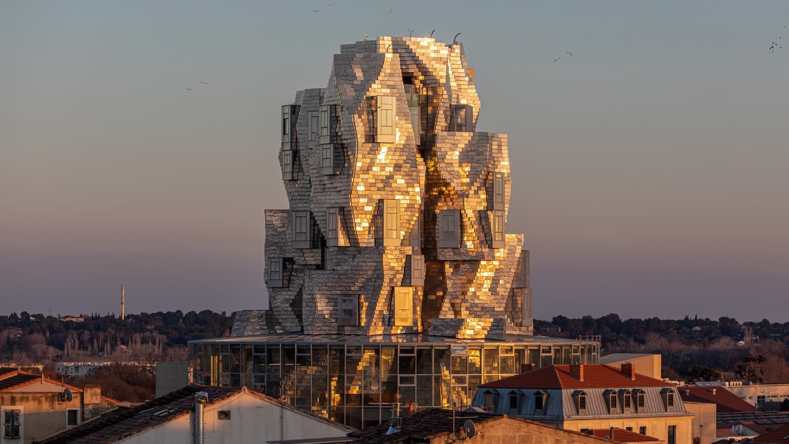 Los paneles de aluminio con revestimiento especial de la fachada de la torre reflejan la luz del sol de la tarde, creando una atmósfera casi sobrenatural (© Adrian Deweerdt, Arlés) Los paneles de aluminio con revestimiento especial de la fachada de la torre reflejan la luz del sol de la tarde, creando una atmósfera casi sobrenatural (© Adrian Deweerdt, Arlés)