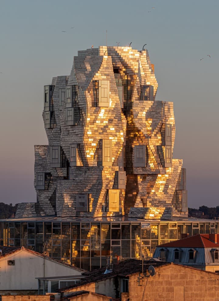Centro cultural LUMA en Arlés: una torre de 56 metros de altura de Frank Gehry (© Rémi Bénali, Arlés) Centro cultural LUMA en Arlés: una torre de 56 metros de altura de Frank Gehry (© Rémi Bénali, Arlés)