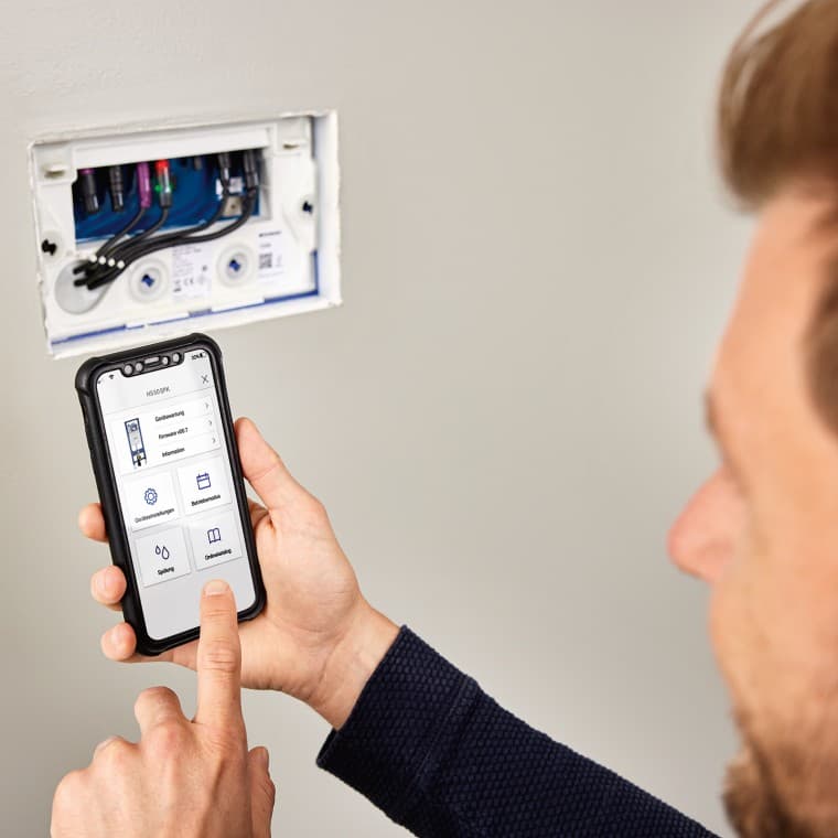 Configuración de la unidad de descarga higiénica Geberit HS30 en la cisterna empotrada a través de la app Geberit Control (© Geberit) Configuración de la unidad de descarga higiénica Geberit HS30 en la cisterna empotrada a través de la app Geberit Control (© Geberit)