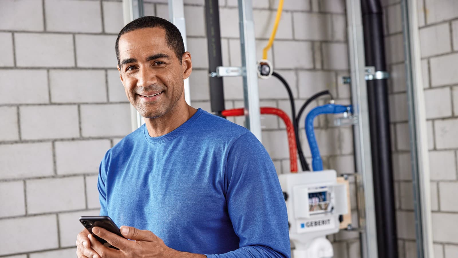 El fontanero ha configurado la unidad de descarga higiénica Geberit HS50 utilizando la app Geberit Control (© Geberit) El fontanero ha configurado la unidad de descarga higiénica Geberit HS50 utilizando la app Geberit Control (© Geberit)