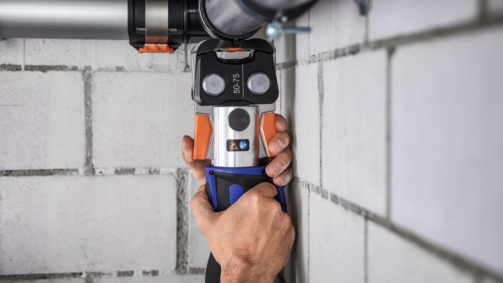 Geberit FlowFit se puede comprimir en lugares estrechos Geberit FlowFit se puede comprimir en lugares estrechos
