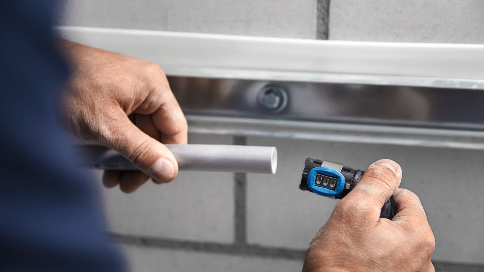 El accesorio Geberit FlowFit se puede instalar directamente una vez cortado a la medida El accesorio Geberit FlowFit se puede instalar directamente una vez cortado a la medida