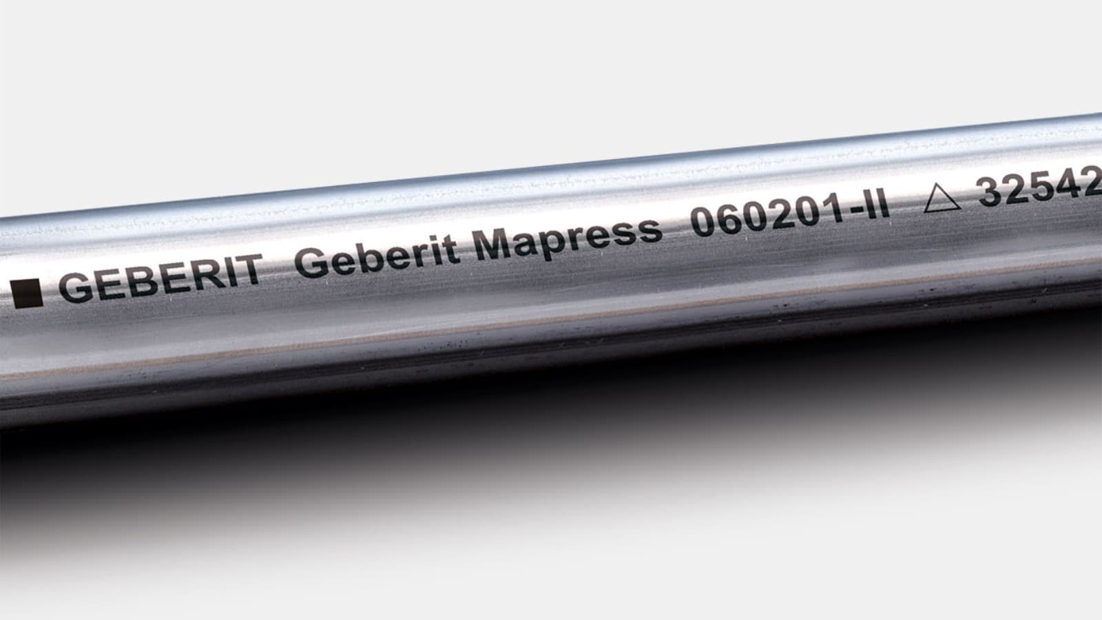 La rotulación negra marca el tubo de sistema Geberit Mapress Acero Inoxidable CrNiMo La rotulación negra marca el tubo de sistema Geberit Mapress Acero Inoxidable CrNiMo