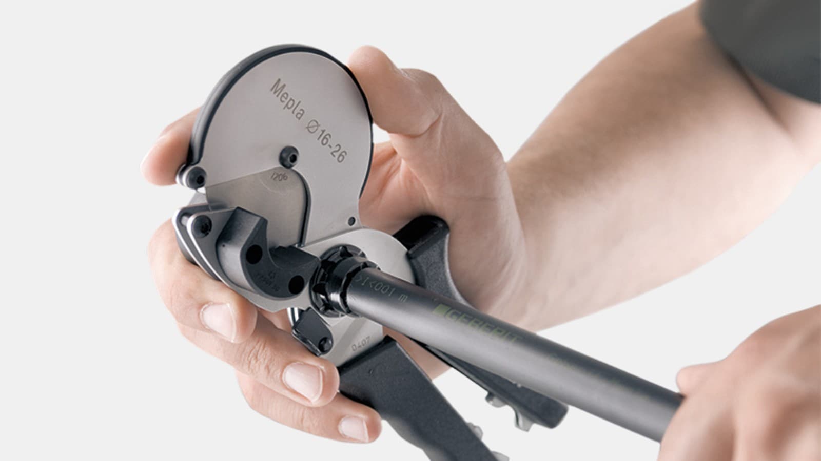 Corte de tubos a medida y desbarbado con una sola herramienta Corte de tubos a medida y desbarbado con una sola herramienta