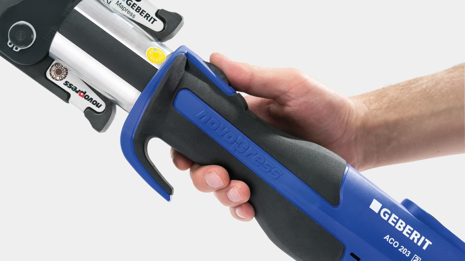 Diseño ergonómico gracias a empuñaduras compactas y antideslizantes Diseño ergonómico gracias a empuñaduras compactas y antideslizantes